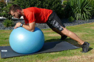 renforce les muscles profonds, qui protègent les disques intervertébraux et donc, la colonne vertébrale. prévient les maux de dos,